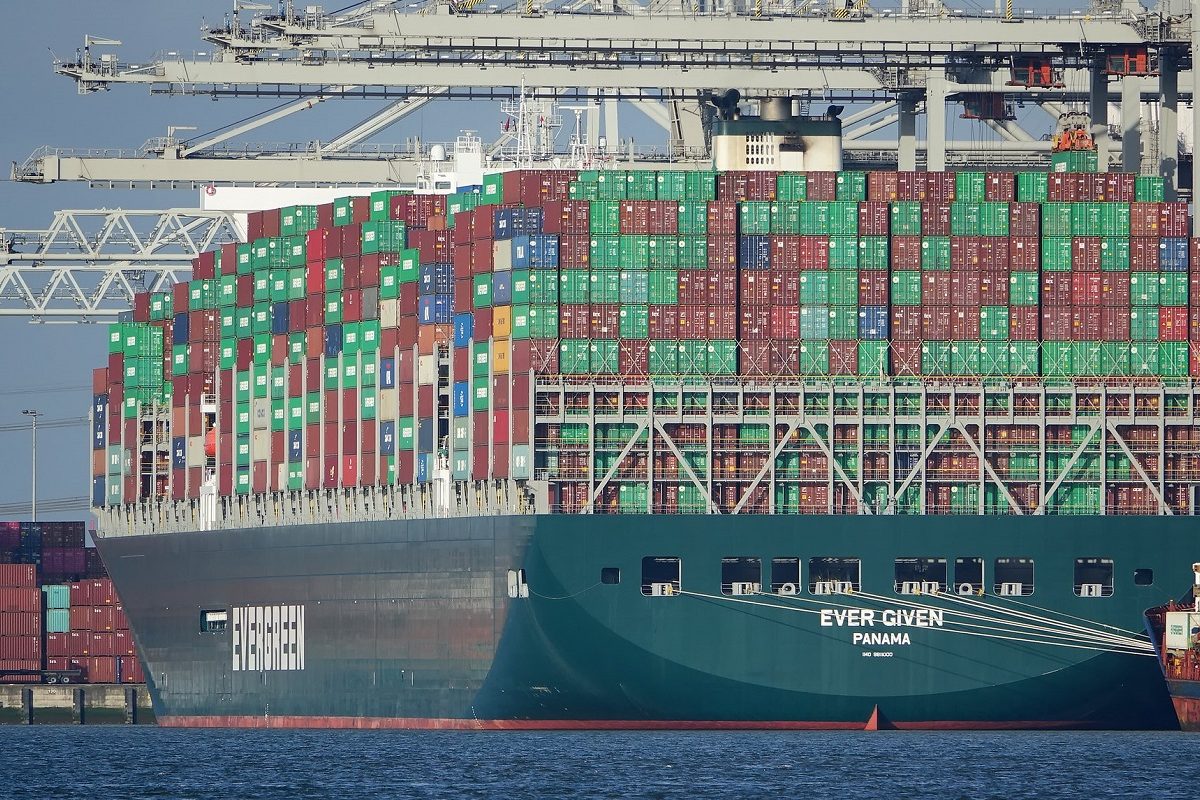 Zaseknutá kontajnerová loď Ever Given, ktorá zablokovala v marci 2021 Suez