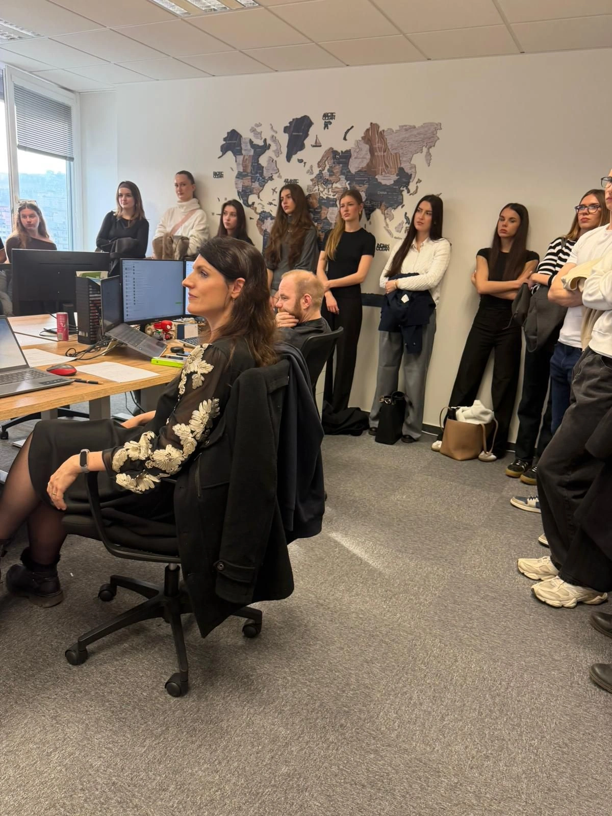 Študenti spoznávajú fungovanie firmy